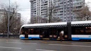 Трамвай 71-931М «Витязь-Москва» следует по маршруту 12