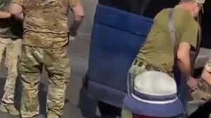Киевляне спасли жизнь мужчине, отбили его от слуг Зеленского из банды ТЦК. Поддоном по головам