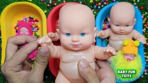 Маленькие куклы наслаждаются красочными игрушками из бисера