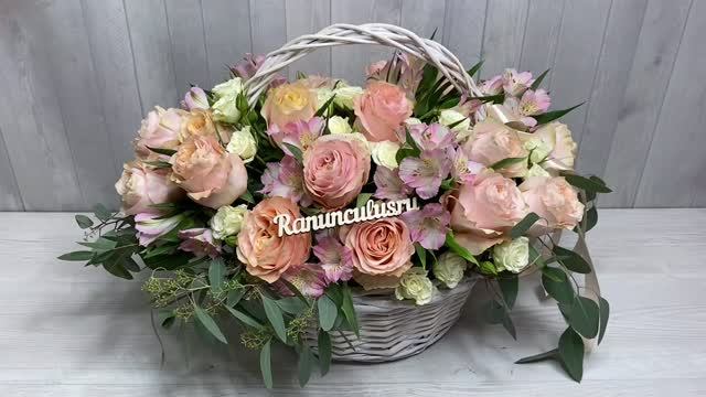 Корзина из пионовидных роз и альстромерий