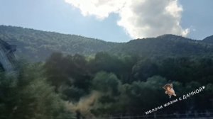 ПРОКАТИМСЯ ПО ДОРОГАМ КАВКАЗА. НА ЭКСКУРСИЮ. ТОНЕЛЛИ В ГОРАХ. ЗА ОКНОМ ВЕЛИЧИЕ ГОР СНЯТО НА ПАМЯТЬ.