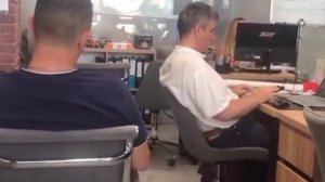 ⚡️Агентство недвижимости🤣парень показал от куда у них много денег🤩