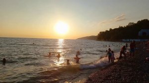 Закат над водой.«Выдохни. Ты на море.«Просто шум моря. Просто спокойствие».