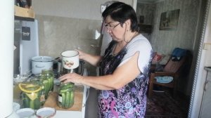 Пенсионеры из деревни - 3 августа. Мариную огурцы