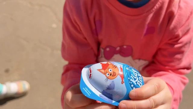 Что нам попалось в яйце «Три кота». Наше утро, сходили за сладостями.
