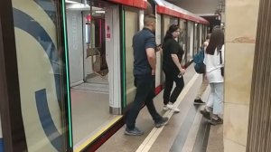 Станция метро Медведково интерьер, пассажиры, поезда Москва