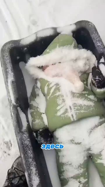 Почему они держат ребёнка во льду? 😫😳 #shorts