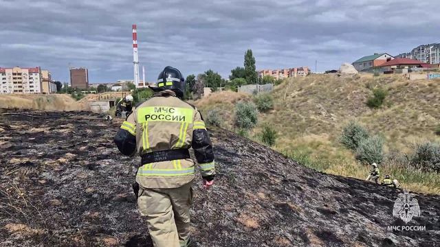 Огонь остановлен: элистинские пожарные ликвидировали возгорание сухой растительности