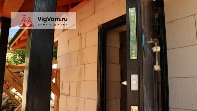 Дом из газобетона с четырехскатной вальмовой кровлей