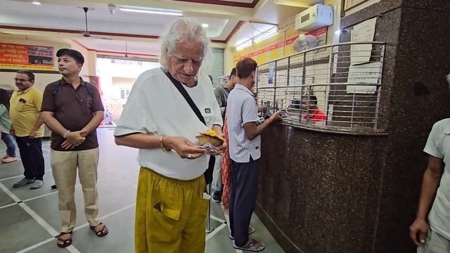 Индийский завтрак в ашраме за 1 $ на двоих. Ришикеш. Кажется эту еду мне можно! Саши митингует!