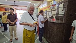 Индийский завтрак в ашраме за 1 $ на двоих. Ришикеш. Кажется эту еду мне можно! Саши митингует!