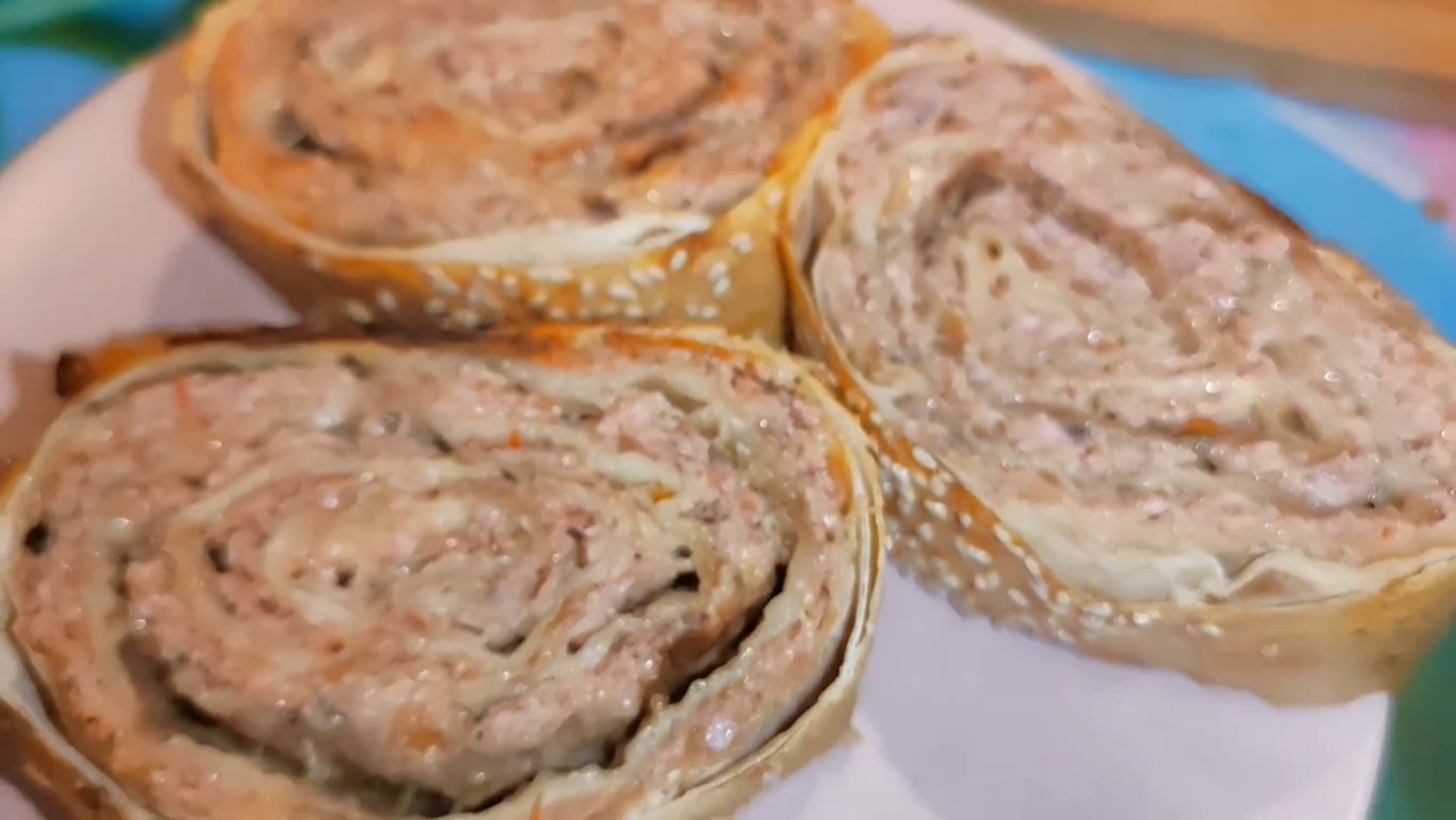 Рулетик из лаваша с фаршем...очень вкусно и просто)