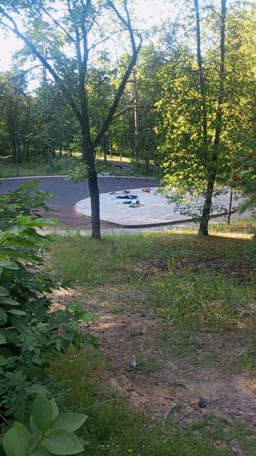 Йоги валяються на досках) в городском парке Дзержинска.