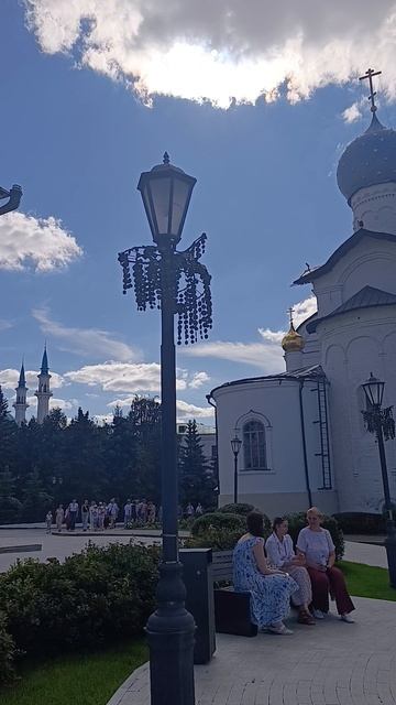 Увиденная с дамбы Казань словно поднимается из глубин огромного озера.