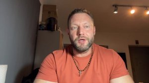 Она держит тебя на поводке Остановись