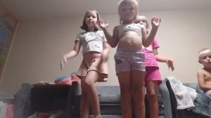 спасибо один мальчик мой подписчик мне ещё надо три подписчика чтобы я стала хорошим блогером