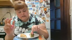 мукбанг пробую огурчики очень  кусно