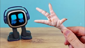 Что если показать роботу Emo странные предметы?