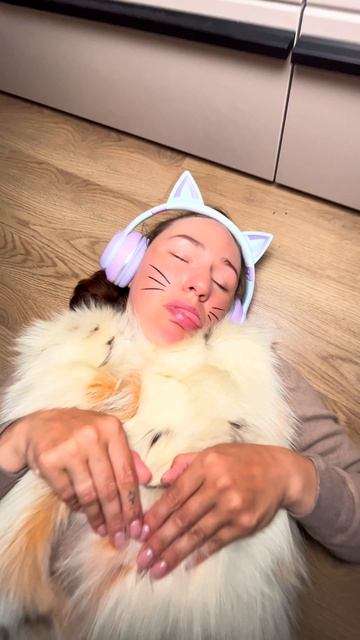 КОГДА КИСА УРОНИЛА ЦВЕТОК🤣 #семья #есения #eseniya #ржака #прикол #киса #милашка