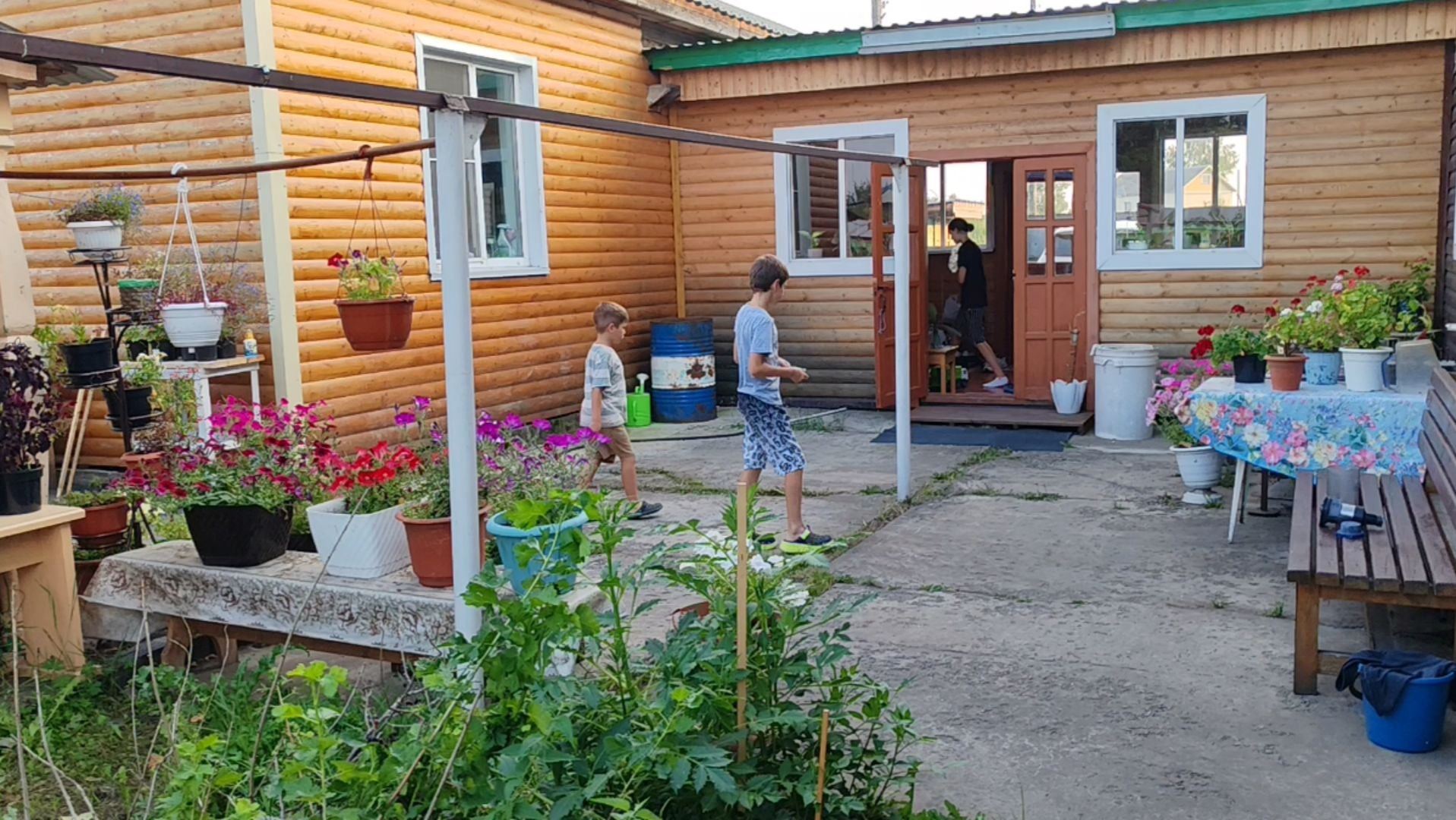 Дети и внуки дома, что ещё для счастья надо))