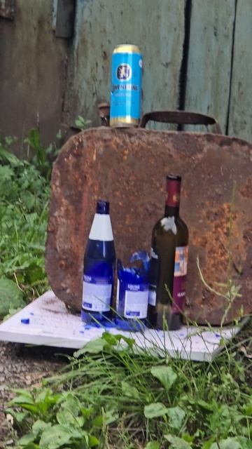 стрельба из пневматического пистолета по бутылкам