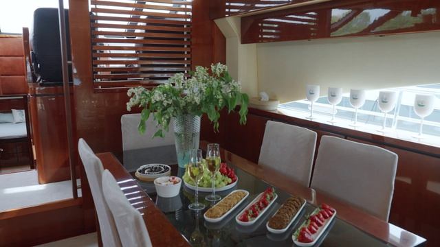 Яхта Fairline Squadron 68