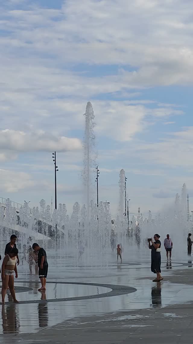Кайфово в жару такой фонтан