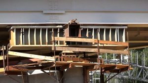 Под новым Горбатым мостом кладут асфальт