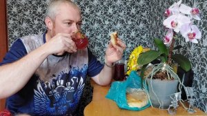 Мукбанг. Бутерброды с маслом и колбасой, сухари сладкие с компотом и лепешка.