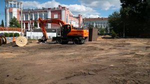 Виталий Королев и Алена Аршинова проинспектировали ход реконструкции городского сада