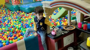 Эрик и Марк играют на детской площадке, часть 10