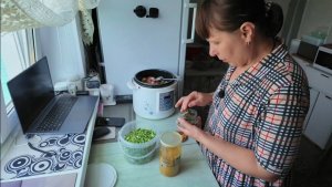 ЗАКРУТИЛАСЬ НЕ УСПЕЛА. КУРОЧКА ПО ЗЕРНЫШКУ УСПЕЕТСЯ ЕЩЁ.