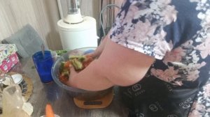 Отвела Богдана в сад,а сама занялась заготовками на зиму.Корейский салат из огурцов 🥒.