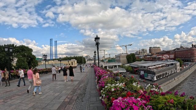 Москва. Храм Христа Спасителя и Патриарший пешеходный мост.
