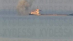 МОМЕНТ АТАКИ СУДНА У БЕРЕГОВ ОДЕССЫ ВИДЕО СЕГОДНЯ. УКРАИНА..