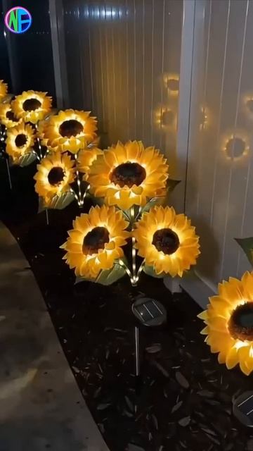 Уличный фонарь в форме подсолнуха на солнечной батарее