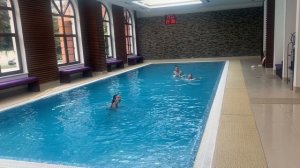 Купаемся в бассейне в отеле на Розе Хутор.