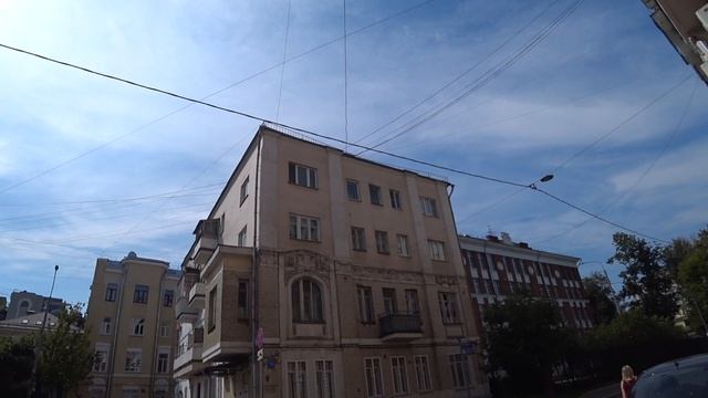 Лялин переулок Долина и Лолита друг над дружкои