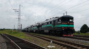Два мощных тепловоза БТС проезжают станцию с замедлением