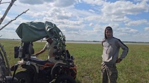 Как спасаются от жары в поле? Сыновья построили кибитку, а мы привезли им обед!