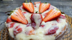 Бисквитный торт клубничный с заварным кремом со вкусом пломбира.