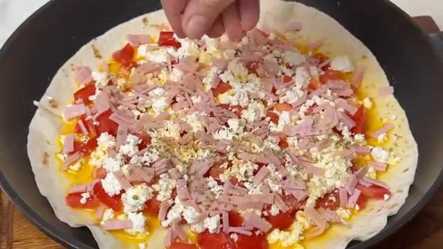 Просто вылейте 2 Яйца на лаваш и результат будет потрясающий! Вкуснее, чем пицца!