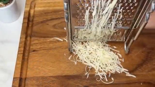 Просто натрите Кабачки и добавьте 1 Яйцо! Так вкусно, что готовлю часто летом! Вкуснее, чем пицца