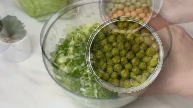 Просто нарежьте Капусту и добавьте огурцы и горошек! Вкусный рецепт из простых продуктов!