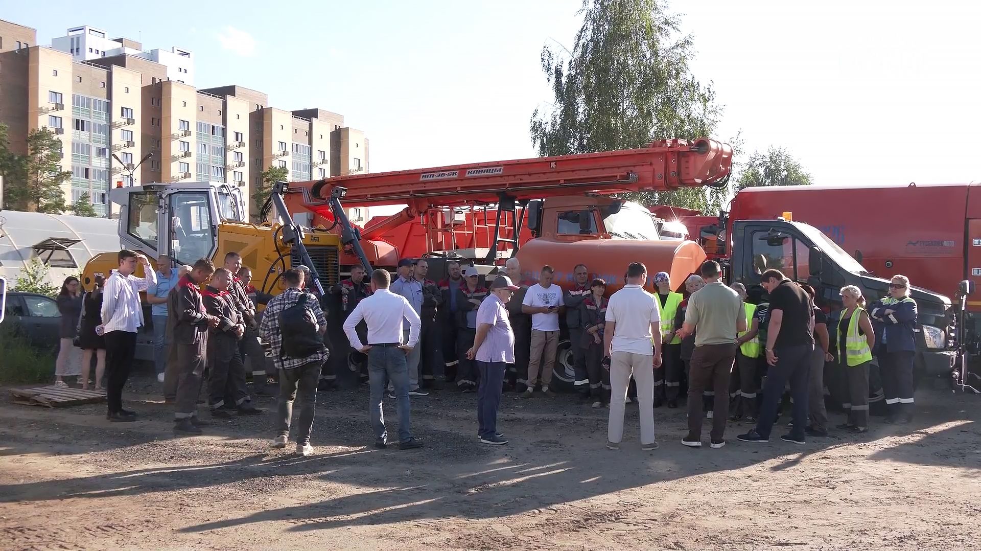 Коммунальная служба Дубны пополнилась новым мощным бульдозером