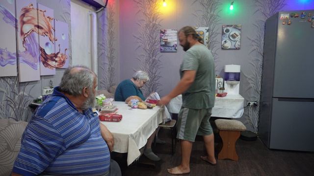 Пенсионер получил пенсию и заехал в продуктовый магазин купить вкусненького РАСПАКОВОЧКА ПРОДУКТОВ