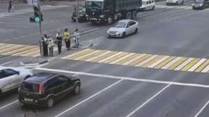 Lada Granta наехала на пешеходов, находившихся на островке безопасности в Омске