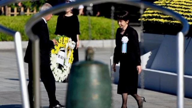 Премьер Японии не назвала страну сбросившую на Хиросиму атомную бомбу. 

Во время выступления