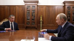 Владимир Путин с вице-премьером – полпредом Президента в ДФО Юрием Трутневым, Кремль, 6 августа 2026