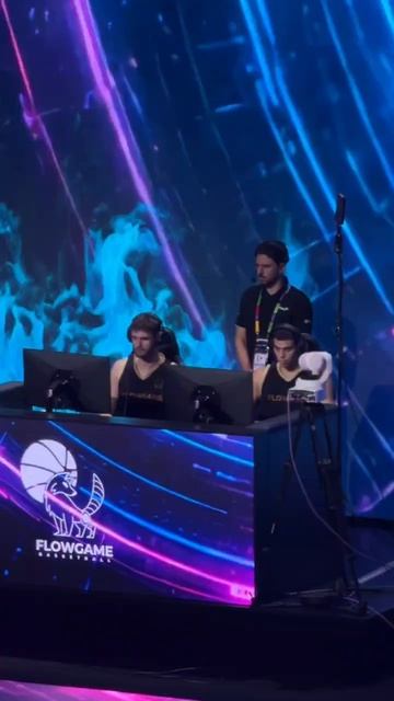 На площадке никогда не бывает тихо подолгу. 🏀🔥